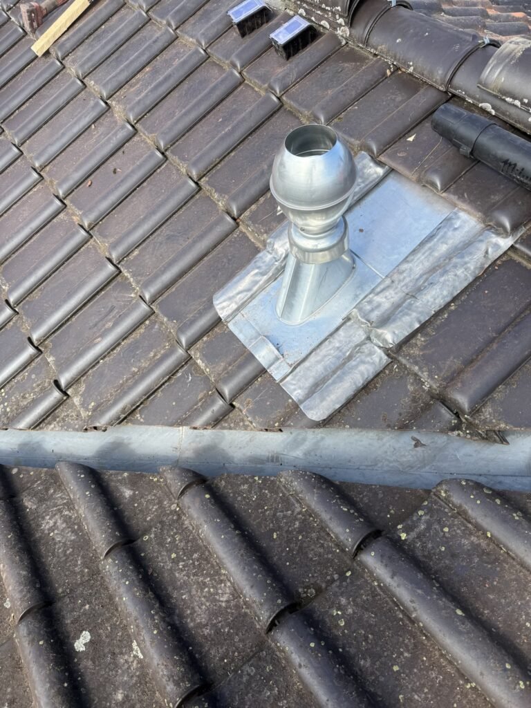 détail ventilation toiture zinc plomb agrafé zinguerie Genève étanchéité toiture tuiles mécaniques