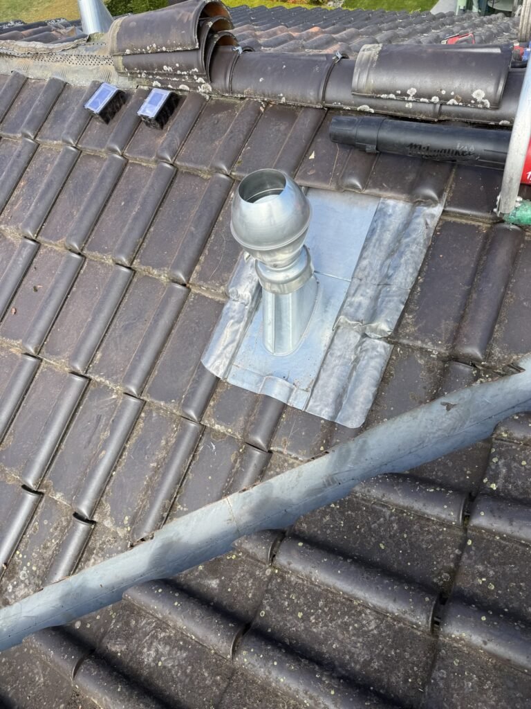 couvreur ferblantier Genève pose ventilation toiture zinc Vandœuvres aération salle de bain WC étanchéité plomb agrafé