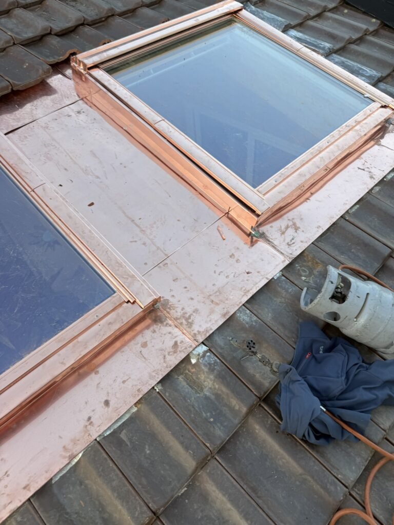 remplacement velux aire geneve garniture cuivre ferblanterie etancheite toiture
