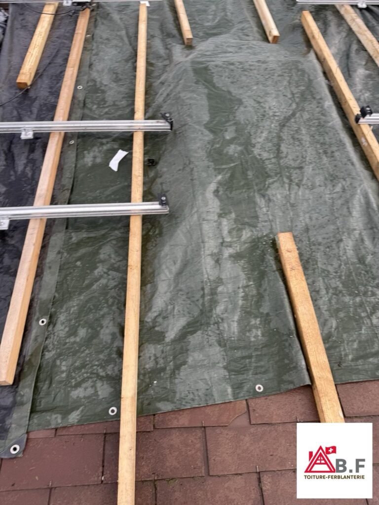 Détail d’une bâche de protection installée sur toiture à Borex dans le canton de Vaud pour une intervention rapide de mise hors d’eau.